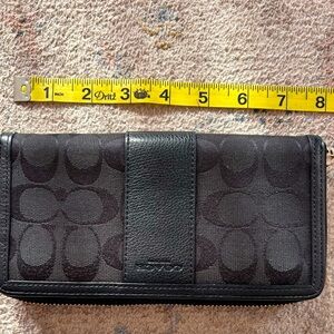 Excellent Preloved zip around Coach wallet.